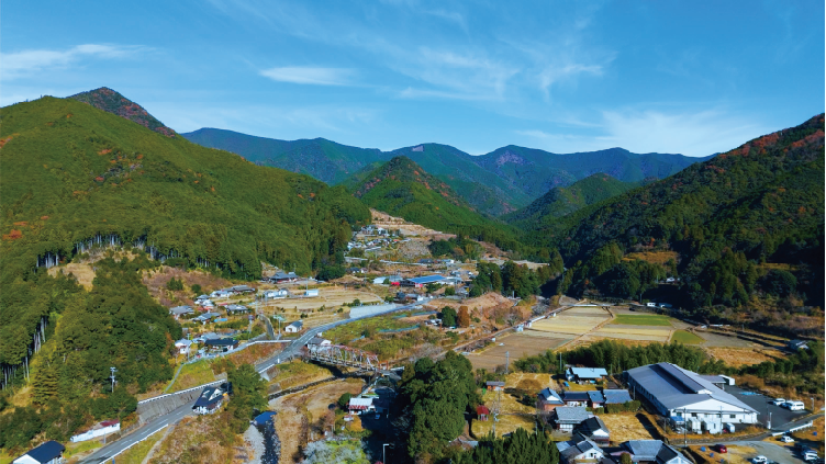 温川の集落と山並みの俯瞰
